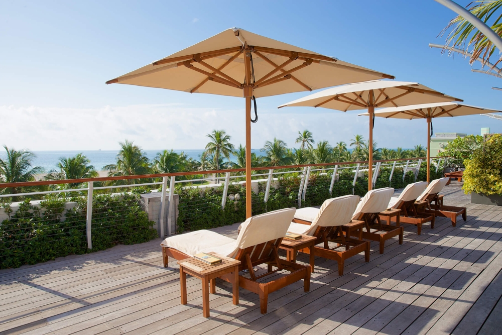Deck with lounge chairs 